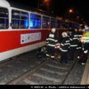 Pražští hasiči vyprošťovali seniorku zaklíněnou pod tramvají. Nehodu nepřežila - Hasiči, tramvaj, Praha