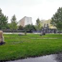 Sedící figura je zpět na Novodvorské - 1 Sedici-figura-je-opet-na-Novodvorske-001