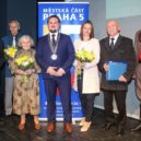 Noví čestní občané Prahy 5 - 1 p5+ malý, krásný, slavíková hrušková, šárka procházková převzala cenu za petra sýkoru, ilja pecháček prasynovec