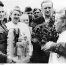 Východoněmecké povstání 1953 - Blumen für sowjetische Soldaten für Eingreifen am 17. Juni 1953