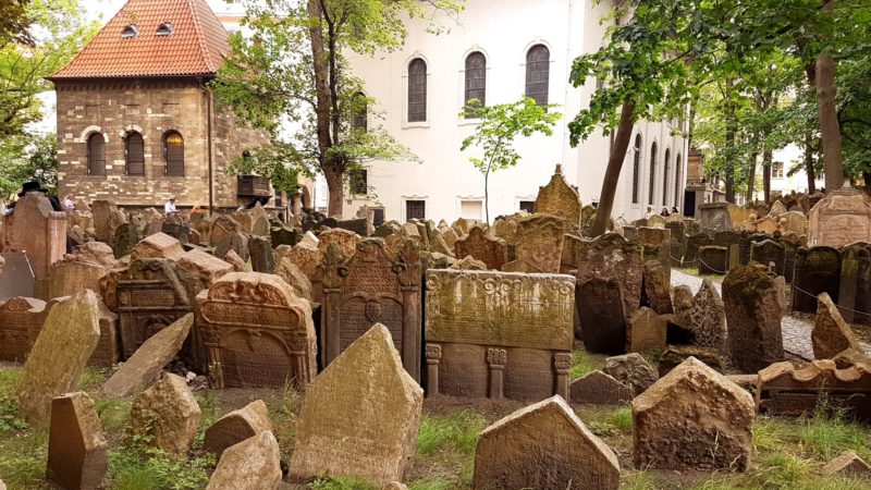 Kdo tehdy prozíravě skoupil parcely za hradbami, byl nyní milionářem. Příliš horlivá asanace