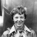 Amelia Eahartová - 12 – Amelia M. Earhartová před svou Lockheed Elektrou (1937) – wikipedie