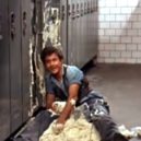 Růže pro Algernon - 17 – Film Charly (1968) -v továrně – youtube