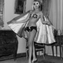 Bikini - 1962 – modelka předvádí futuristické bikiny doplněné pláštěnkou -Daily Express