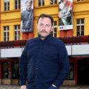 Švandovo divadlo 2019 - 1_Martin Františák před Švandovým divadlem_foto Jiří Vaněk_repro zdarma