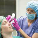 Plastická operace očních víček - 1_Oční víčka dnes nemusí řešit pouze operace_ lékařka Nina Koutná z Kliniky GHC Praha s přístrojem Plexr_foto René Volfík_repro zdarma