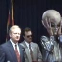 UFO nad Arizonou 1997 - 2 – Návštěva mimozemšťana na tiskové konferenci guvernéra –