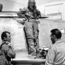 Amelia Eahartová - 23 – Přítelkyně Amélie, Jackie Cochran stojí na křídle své stíhačky F-86 a rozmlouvá s Chuckem Yeagerem a hlavním zkušebním pilotem Longhurstem-wikipedie