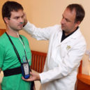 Léčba apnoe - 2_Příprava pacienta na monitoringu spánku s MUDr Peterem Klimákem na Klinice GHC Praha_foto Ivan Kahun_repro zdarma