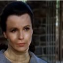 Růže pro Algernon - 45 – Film Charly (1968) – Slečna Kinianová se smutkem v očích se pohledem loučí s Charlym, který dovádí na dětském hřišti – youtube