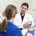 Plastické operace prsou - 4_Plastický chirurg MUDr. Jiří Bayer z Kliniky GHC Praha a pacientka vybírají implantáty_foto Ivan Kahún_repro zdarma