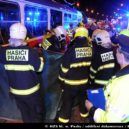 Pražští hasiči vyprošťovali seniorku zaklíněnou pod tramvají. Nehodu nepřežila - Hasiči, tramvaj, Praha