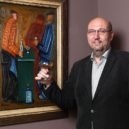 Aukce u Hejtmánků: Medek, Sudek a další - 5GG_Tomáš Hejtmánek s obrazem U pultu Josefa Čapka připíjí na zdar aukce_foto Ivan Kahún_repro zdarma