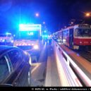 Pražští hasiči vyprošťovali seniorku zaklíněnou pod tramvají. Nehodu nepřežila - Hasiči, tramvaj, Praha
