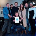 Smrt mu sluší - 6_Herci_inscenace_Smrt mu sluší s Denielem Hrbkem (vpravo)_autorem režisérem a ředitelem Švandova divadla_foto Alena Hrbková_repro zdarma