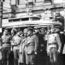 Kerenskij - A. Kerenský na slavnostním pohřbu obětí červencového povstání – wikipedia