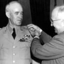 Generál Bradley - Americký prezident Harry Truman povyšuje generála Omara Bradleyhi na pětihvězdičkového – STOPLUSJEDNICKA.cz