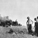 Vylodění na Sicílii 1943 - Američtí vojáci pozorují německého mrtvého pilota, v dálce jeho hořící letoun – WIKIPEDIE