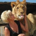 Pohladit si lva - Annel Snyman with her latest handreared ‘baby’, Robyn the lion cub.[BARCROFT] Daily Express