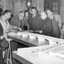 António de Oliveira Salazar - António de Oliveira Salazar schvaluje vzhled nového mostu v Coimbře – wikipedia – kopie