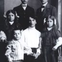 Naděžda Krupská - Armandová se svými dětmi v Bruselu roku 1909 – wikipedia