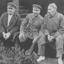 Gorkij - Avel Enukidze, Stalin a Maxim Gorkij oslavují na Rudém náměstí v Moskvě 10. výročí Rudého sportovního sdružení (1931) – wikipedia