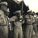 Francois Duvalier - Baby doc Jean-Claude Duvalier a jeho otec Papa Doc Francois Duvalier právě na někoho střílí ve Fort Dimanche (1960) . Haiti Liberte