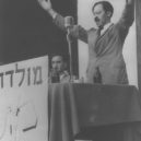 Menachem Begin - Begin při projevu v srpnu 1948 – wikipedia