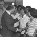 Menachem Begin - Begin při setkání s vietnamskými uprchlíky v integračním centru v severoizraelské Afule, červen 1980 – wikipedie