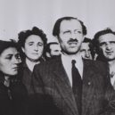 Menachem Begin - Begin (uprostřed) se svými přívrženci na pláži v Tel Avivu, červen 1949 – wikipedia