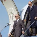 Menachem Begin - Begin (v popředí) a Moše Dajan vystupují z letadla během státní návštěvy USA, březen 1978