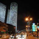 Menachem Begin - Beginova silnice v Tel Avivu za večerního provozu. Nalevo od ní je Azrieli Center se třemi mrakodrapy, napravo pak budova generálního štábu izraelské armády. – wikipedia