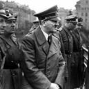 Bormann - Bormann (uprostřed, vedle Hitlera) – Maribor, Slovinsko, duben 1941 – wikipedie