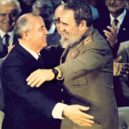 Castro převzal vládu na Kubě - File photo Cuba’s President Castro hugging Soviet leader Gorbachev during a treaty signing in Havana