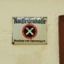 Raifeissen - Cedule Raiffeisenkasse ve skanzenu Niedersulz; kulturní dědictví odsunutých německých Jihomoravanů; wikipedia