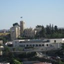Menachem Begin - Centrum odkazu Menachema Begina v Jeruzalémě. V pozadí je kostel sv. Ondřeje. – wikipedia