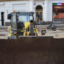 Rozkopaná Husitská ulice - Husitská ulice, Praha Žižkov. Bagr