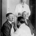 Mengele - Dr. Verschuer sleduje měření rozměrů hlavyv rámci antropologické studie dědičnosti – wikipedia
