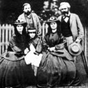 Eleanor Marxová - Eleonor uprostřed mezi svými sestrami Jenny Longuet a Laura Marxová, za nimi Begřich Engels a Karel Marx – wikipedia