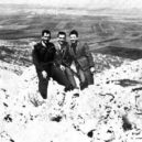 Meir Amit - Eli Kohen alias Kamala Amin Sabet (uprostřed) s důstojníky syrské armády na Golanských výšinách s výhledem na Izrael – wikipedie
