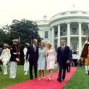Pat Nixonová - Fordovi vyprovázejí Nixonovy v poslední den úřadování Nixona jako prezidenta – wikipedia