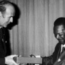 Bokassa - Francouzský prezident Valéry Giscard d´Estaingn byl častým hostem Bokassy a nikdy neodcházel s prázdnýma rukama. V krabici jsou ´kamínky´. – noveslovo.sk
