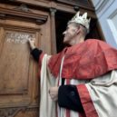 Tři králové – podivnosti - Tříkrálová sbírka, Tři králové, král, křída, nápis, znamení značka KMB Klíče, mobil, brejle