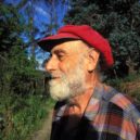 Hundertwasser - Friedensreich Hundertwasser na svém pozemku na Bovém Zélandě v roce 1998 – wikipedia.