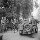 Montgomery - Generál Montgomery v džípu, krátce po příjezdu do Normandie 8.června, míjí německé válečné zajatce – wikipedia