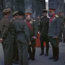 Maršál Rokossovskij - Georgij Žukov (uprostřed) a Konstantin Rokossovskij (vpravo) s britským velitelem Montgomerym (stojí zády) u Braniborské brány v Berlíně, 12. července 1945-wikipedie