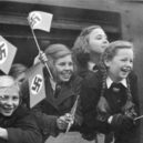 Baldur von Schirach a Hitlerjugend - Goebbels – Vražte dítěti (v pěti letech) do ruky praporek – Epochaplus.cz