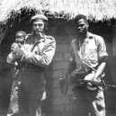 Che Guevara - Guevara drží konžské dítě a vedle stojí afro-kubánský voják (1965) – wikipedia