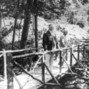 Lou Hooverová - Herbert a Lou Hooverovi na lávce u venkovského prezidentova sídla – Rapidan Camp – wikipedia