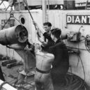Günter Prien - Hlubinná puma Mark VII je umísťována na odpalovací zařízení typu K-gun na britské korvetě třídy Flower HMS Dianthus – wikipedia
